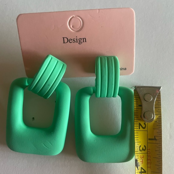 Beautiful Green Acrylic Pierced Earrings - Picture 2 of 2